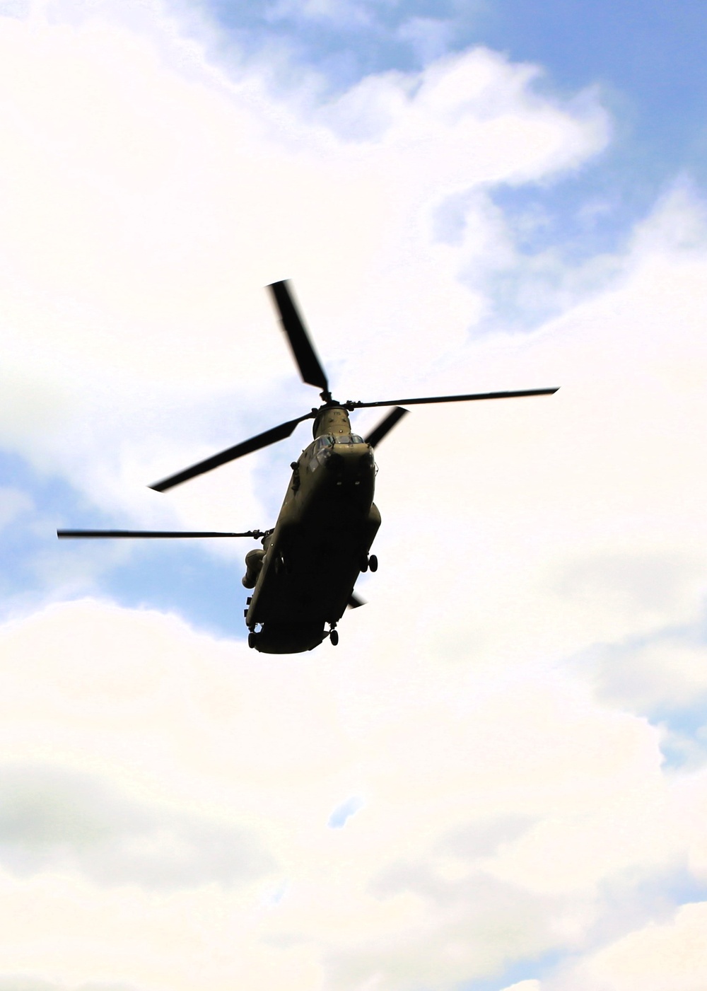 CH-47 Chinook crew helps Army Reserve competitors for Best Squad competition at Fort McCoy