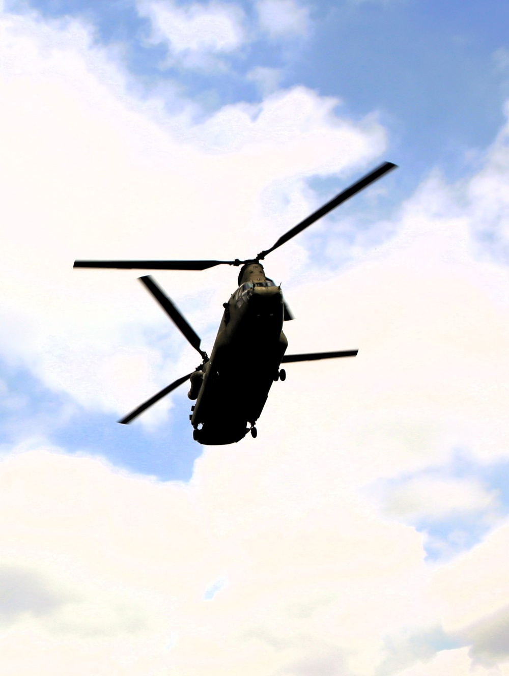 CH-47 Chinook crew helps Army Reserve competitors for Best Squad competition at Fort McCoy