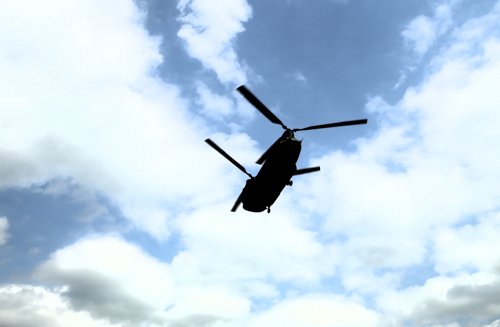 CH-47 Chinook crew helps Army Reserve competitors for Best Squad competition at Fort McCoy