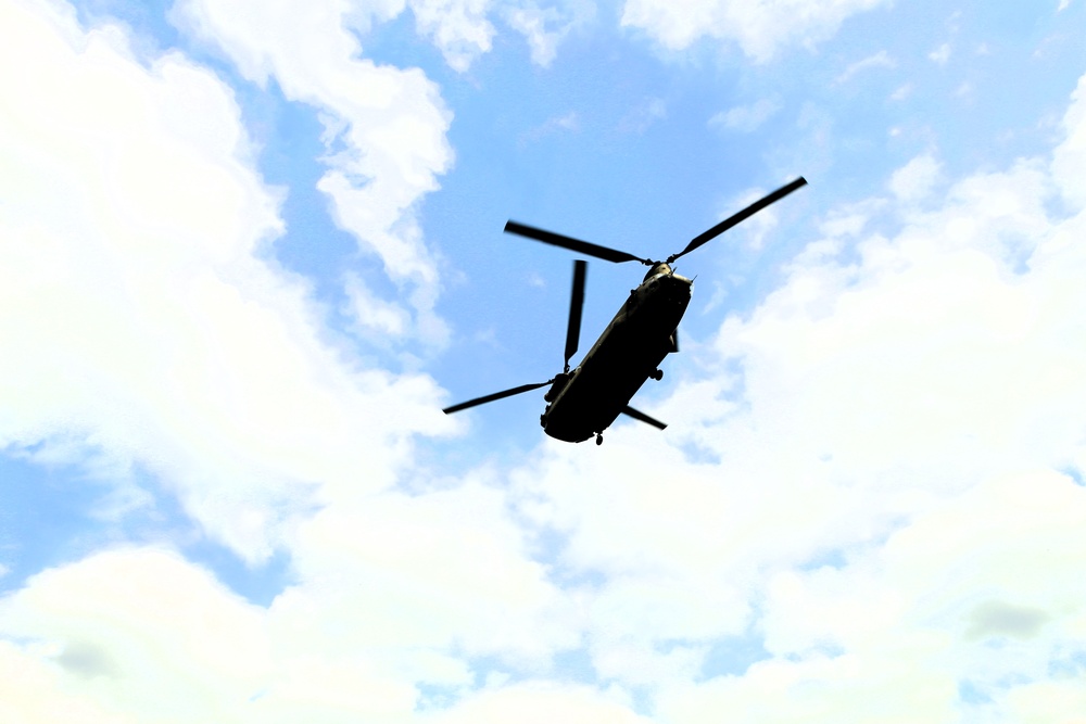 CH-47 Chinook crew helps Army Reserve competitors for Best Squad competition at Fort McCoy