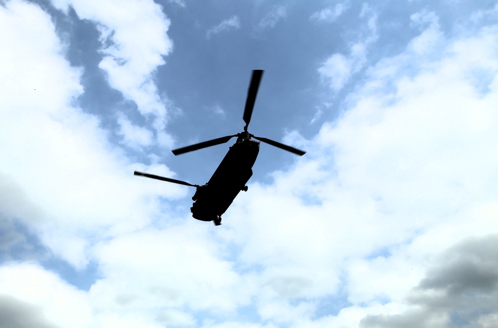 CH-47 Chinook crew helps Army Reserve competitors for Best Squad competition at Fort McCoy