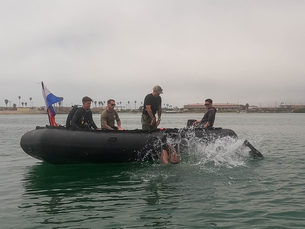 Swim, Float, Dive: 7th ESB EOD Dive Team begins SCUBA training