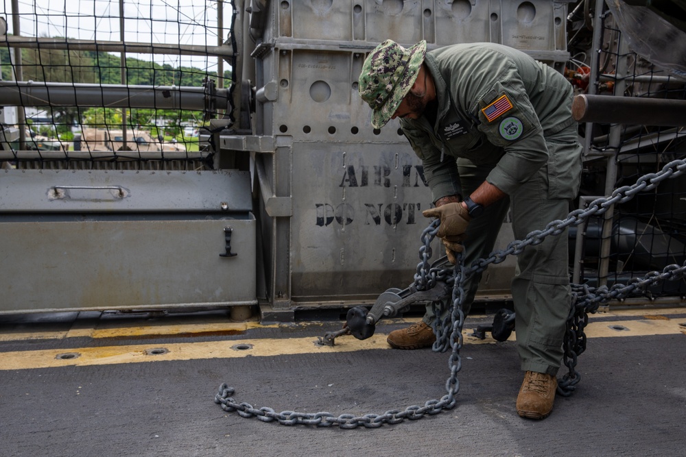 U.S. Marines and Sailors Support 31st MEU Onload