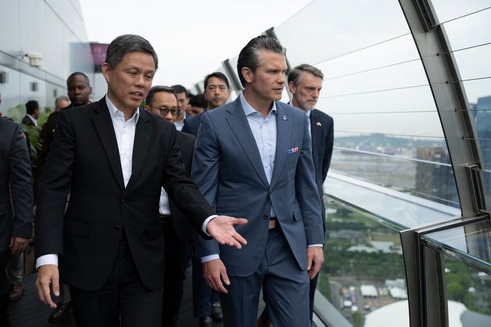 SD Participates in Troop PT, Meets with Singapore's PM, Other Foreign Counterparts in Singapore