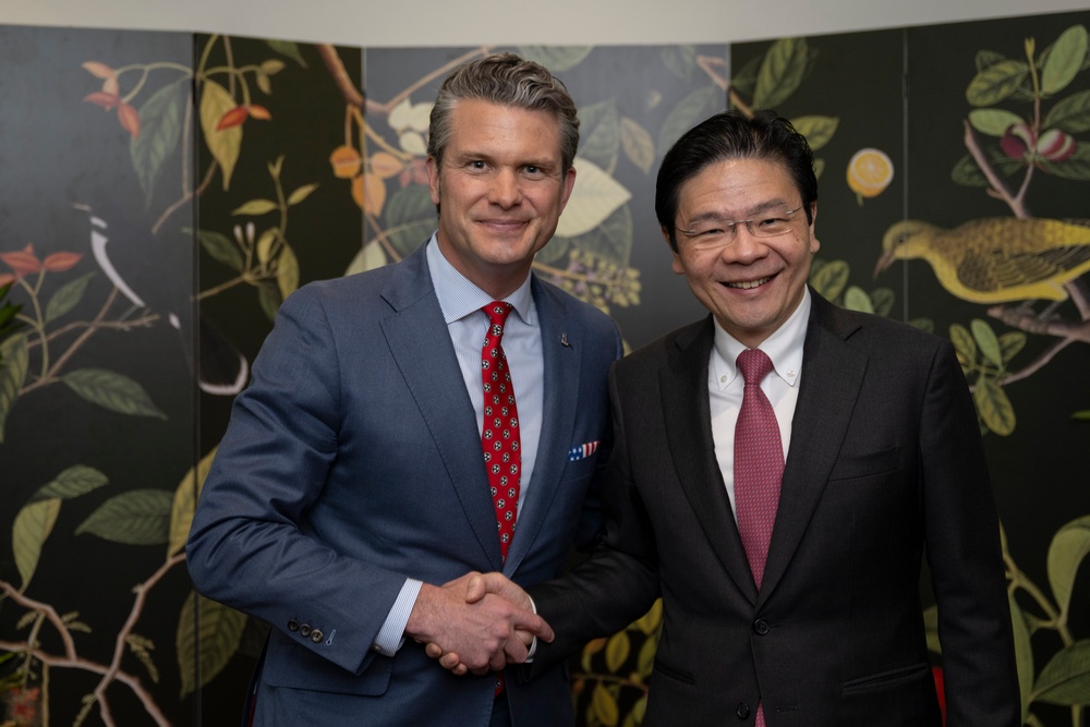 SD Participates in Troop PT, Meets with Singapore's PM, Other Foreign Counterparts in Singapore