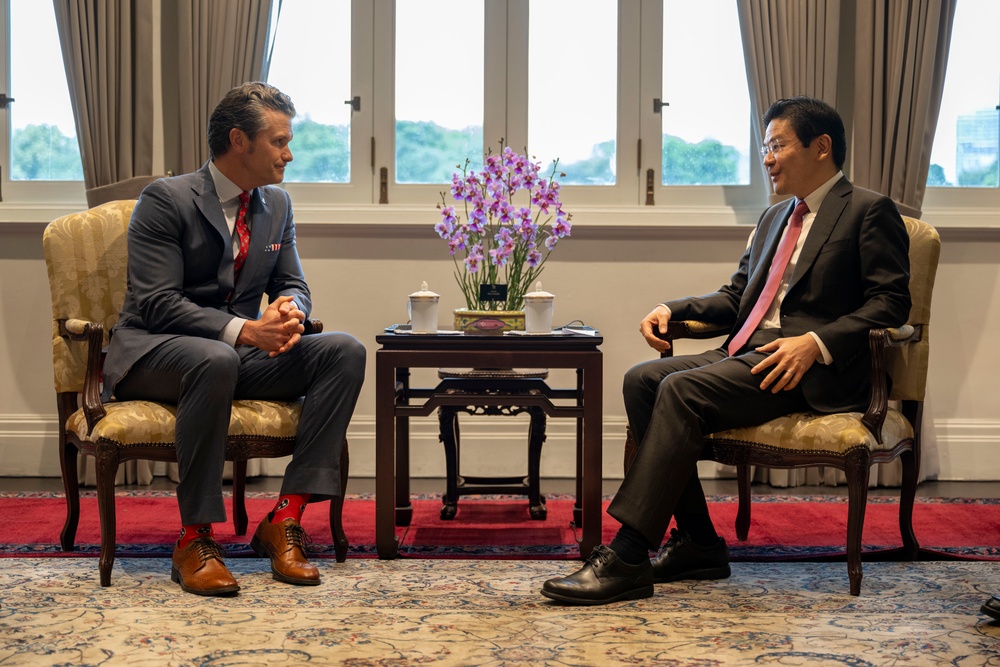 SD Participates in Troop PT, Meets with Singapore's PM, Other Foreign Counterparts in Singapore