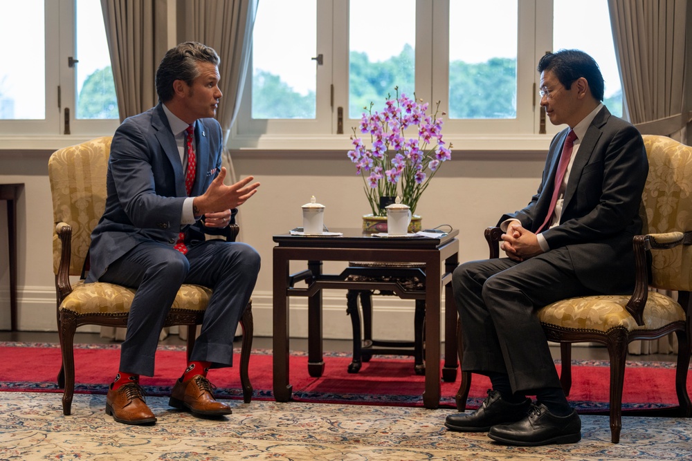 SD Participates in Troop PT, Meets with Singapore's PM, Other Foreign Counterparts in Singapore