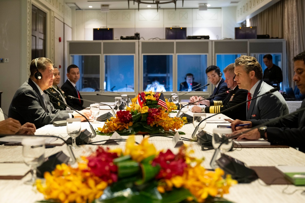 SD Participates in Troop PT, Meets with Singapore's PM, Other Foreign Counterparts in Singapore