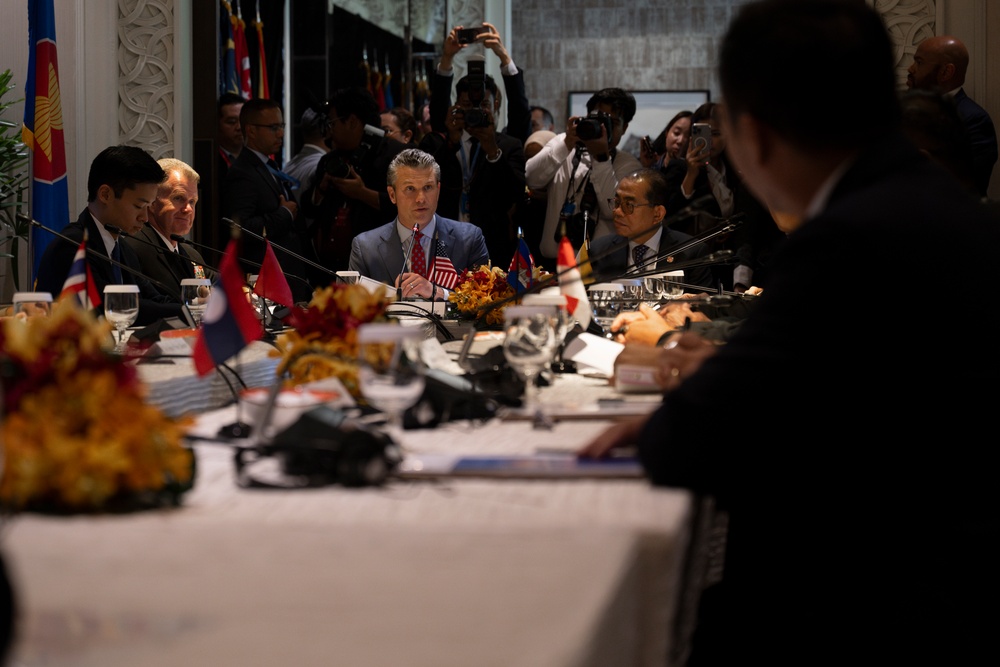 SD Participates in Troop PT, Meets with Singapore's PM, Other Foreign Counterparts in Singapore