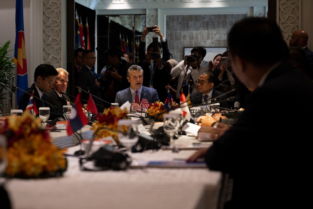 SD Participates in Troop PT, Meets with Singapore's PM, Other Foreign Counterparts in Singapore