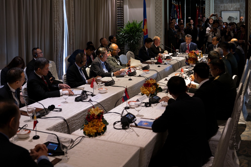 SD Participates in Troop PT, Meets with Singapore's PM, Other Foreign Counterparts in Singapore
