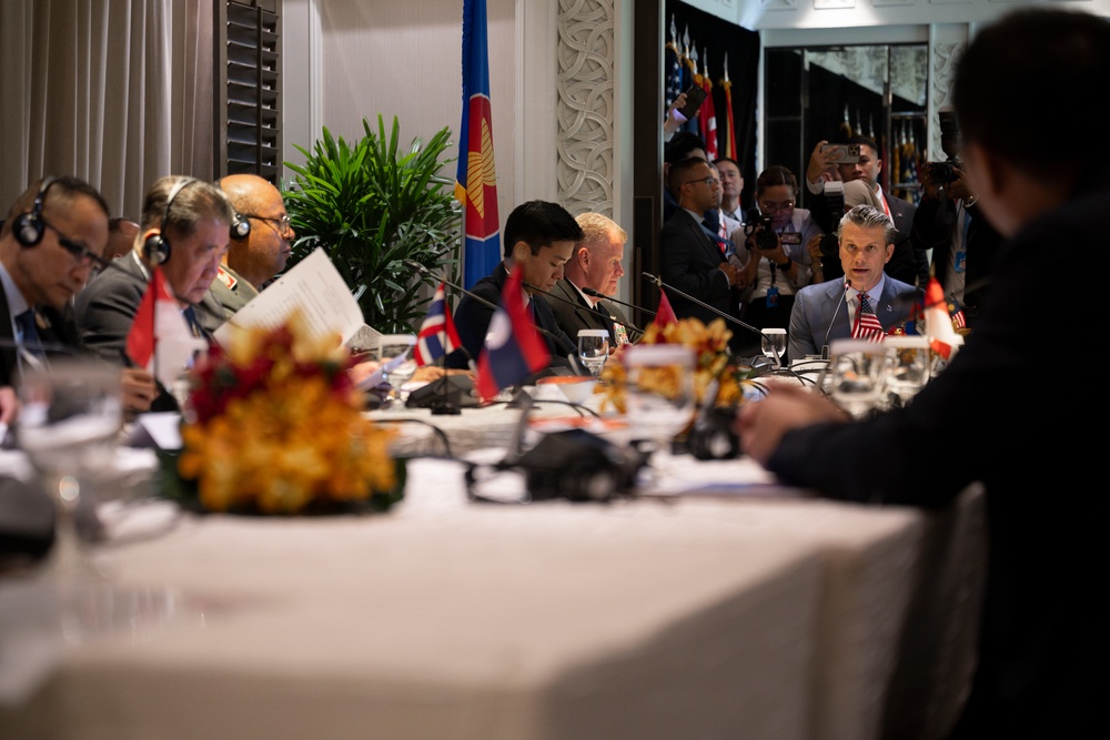 SD Participates in Troop PT, Meets with Singapore's PM, Other Foreign Counterparts in Singapore