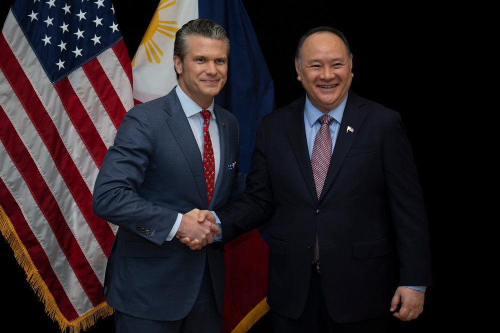 SD Participates in Troop PT, Meets with Singapore's PM, Other Foreign Counterparts in Singapore