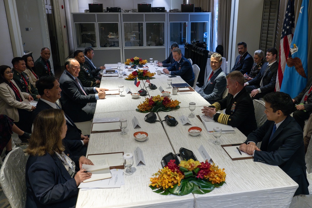 SD Participates in Troop PT, Meets with Singapore's PM, Other Foreign Counterparts in Singapore