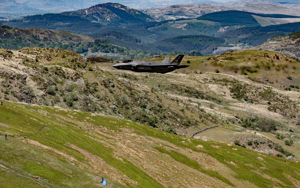 F-35s conduct low-level training in Wales