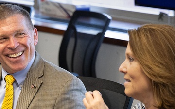 PEO UWS executive director stresses the importance of submarines during May 19 visit to NUWC Division Newport