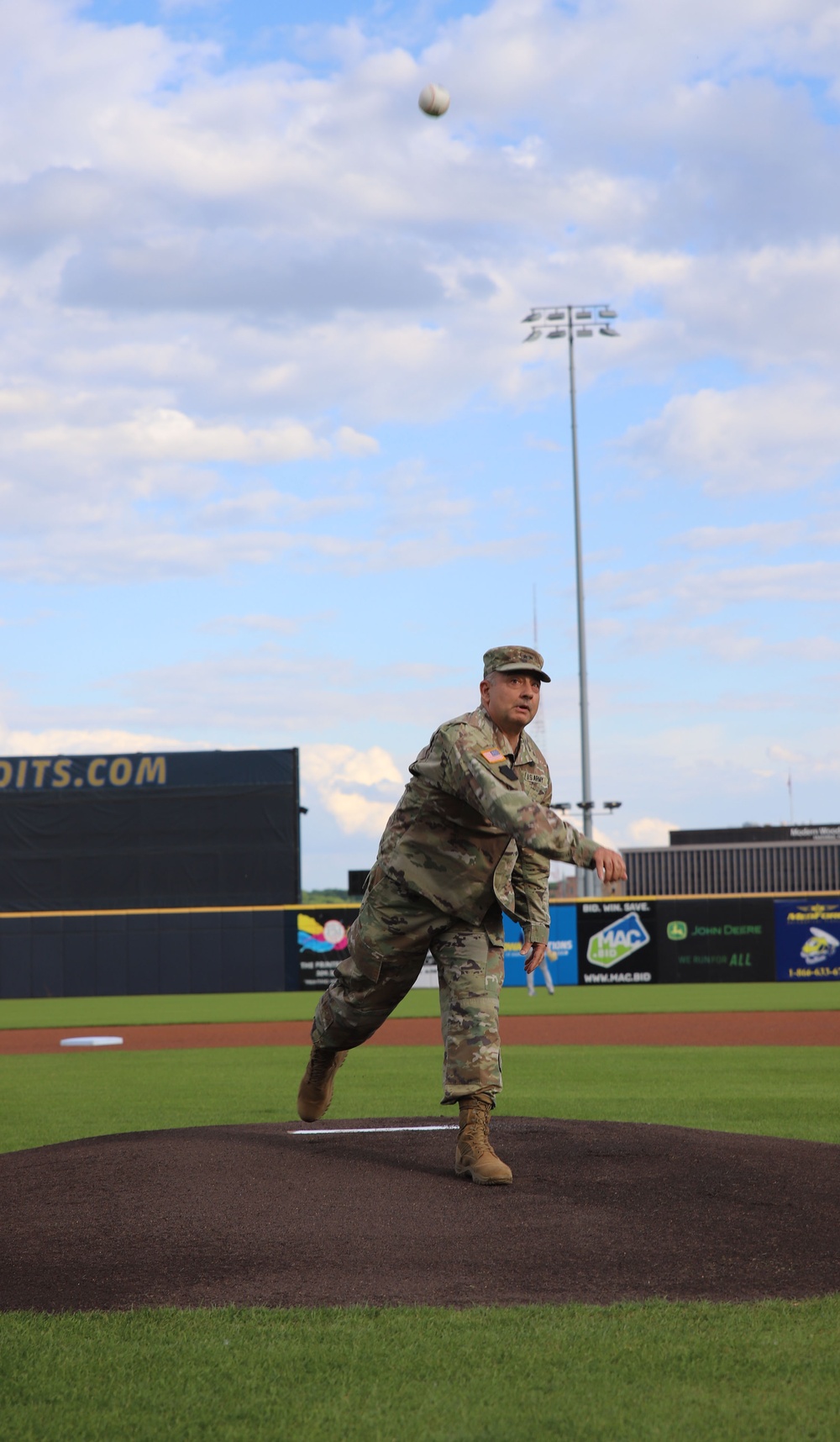 First Army general participates in military appreciation night