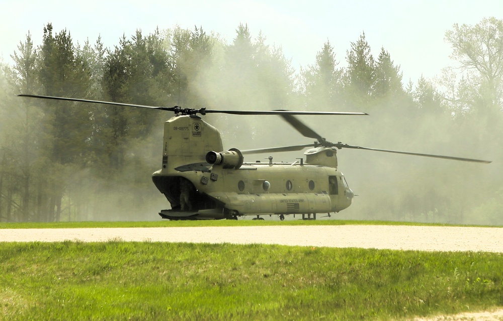 CH-47 Chinook crew helps Army Reserve competitors for Best Squad competition at Fort McCoy