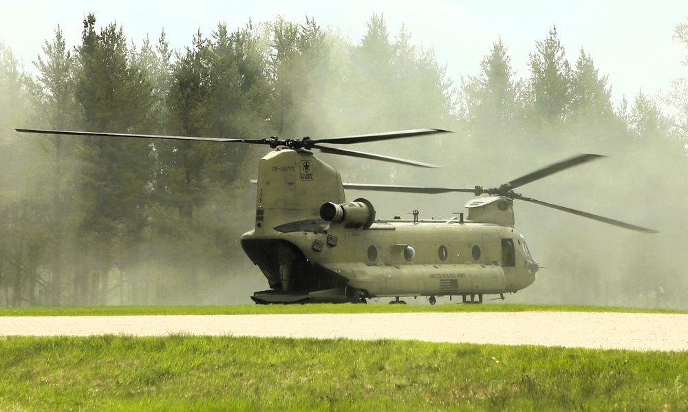 CH-47 Chinook crew helps Army Reserve competitors for Best Squad competition at Fort McCoy