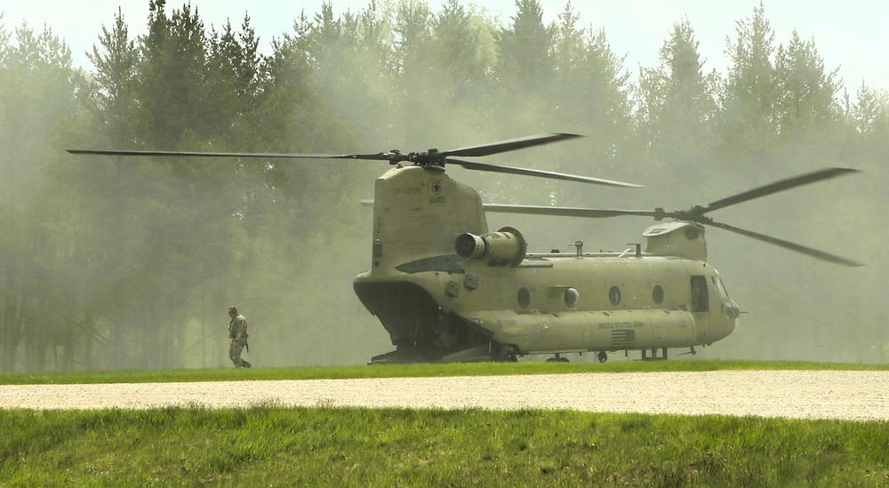 CH-47 Chinook crew helps Army Reserve competitors for Best Squad competition at Fort McCoy