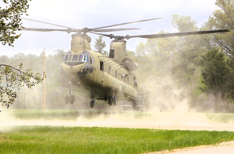 CH-47 Chinook crew helps Army Reserve competitors for Best Squad competition at Fort McCoy