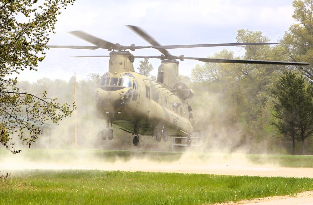 CH-47 Chinook crew helps Army Reserve competitors for Best Squad competition at Fort McCoy