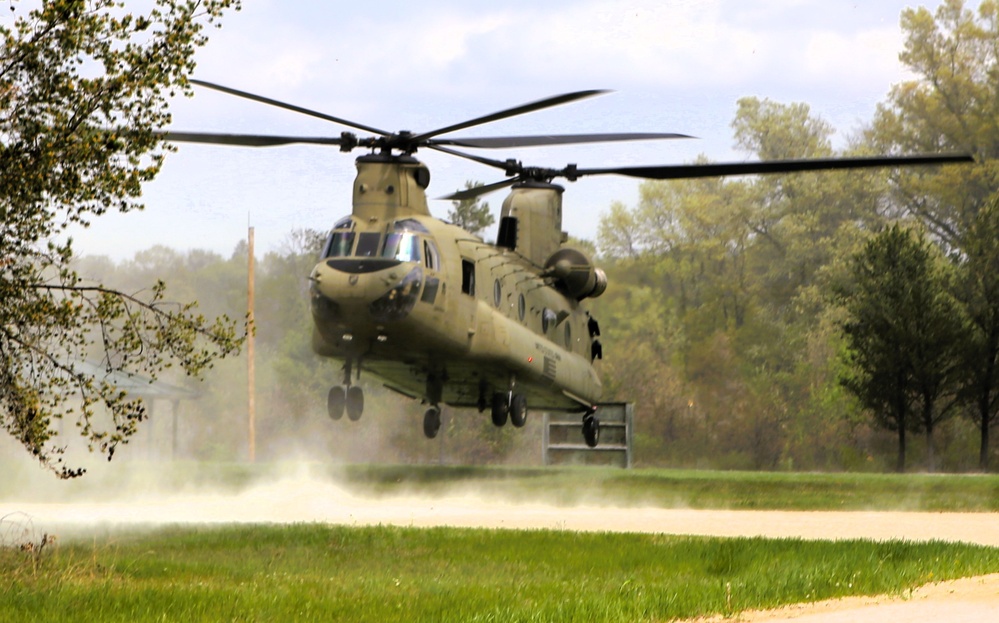 CH-47 Chinook crew helps Army Reserve competitors for Best Squad competition at Fort McCoy