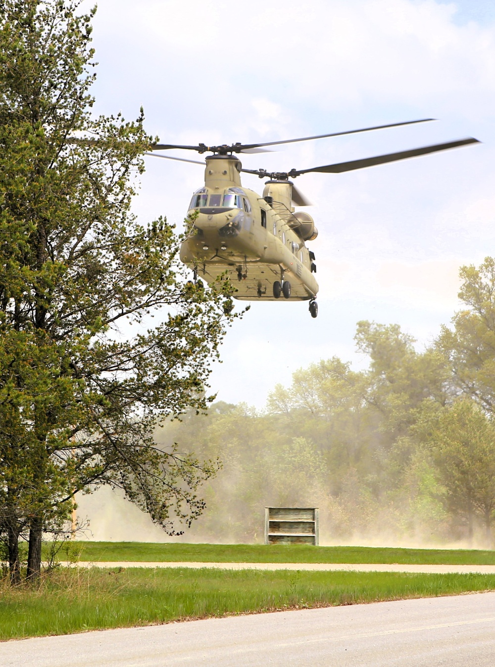 CH-47 Chinook crew helps Army Reserve competitors for Best Squad competition at Fort McCoy