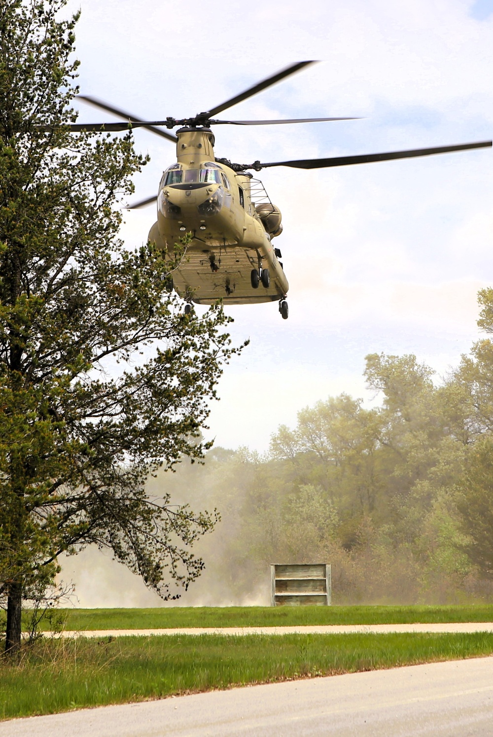 CH-47 Chinook crew helps Army Reserve competitors for Best Squad competition at Fort McCoy