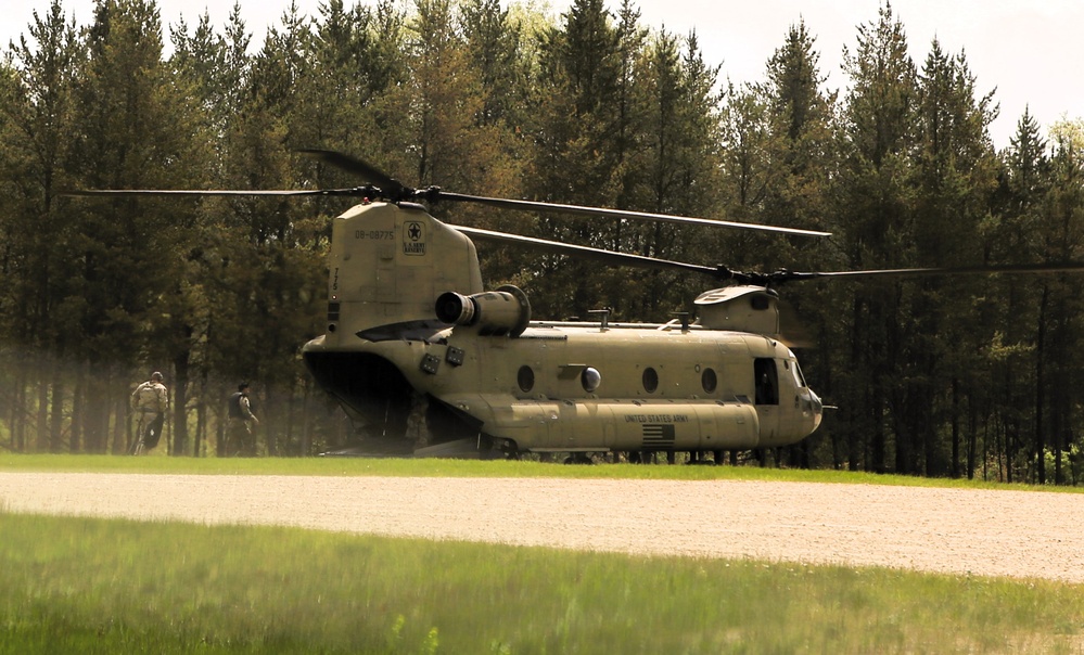 CH-47 Chinook crew helps Army Reserve competitors for Best Squad competition at Fort McCoy