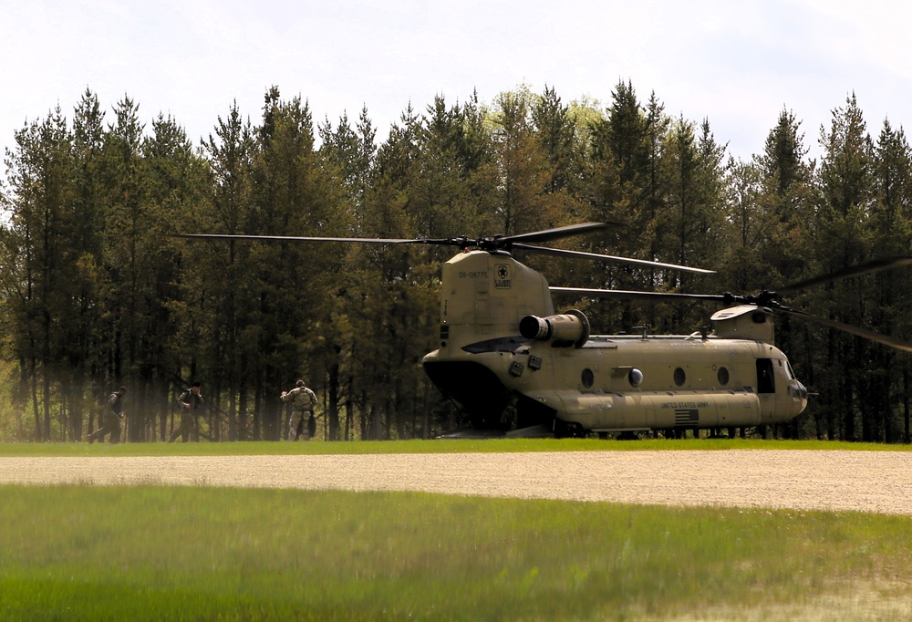 CH-47 Chinook crew helps Army Reserve competitors for Best Squad competition at Fort McCoy