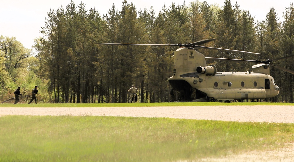 CH-47 Chinook crew helps Army Reserve competitors for Best Squad competition at Fort McCoy