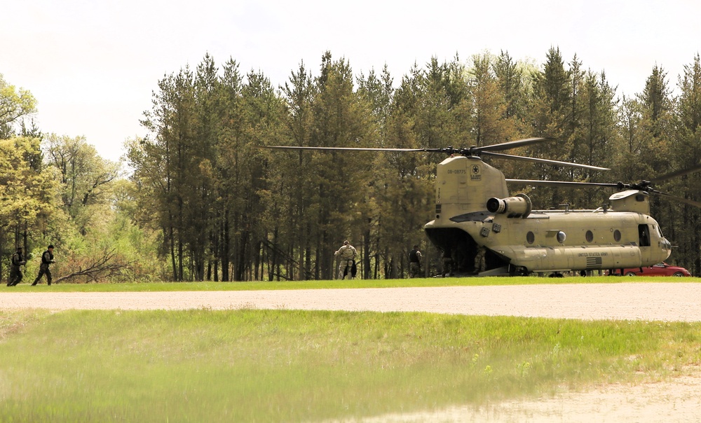 CH-47 Chinook crew helps Army Reserve competitors for Best Squad competition at Fort McCoy