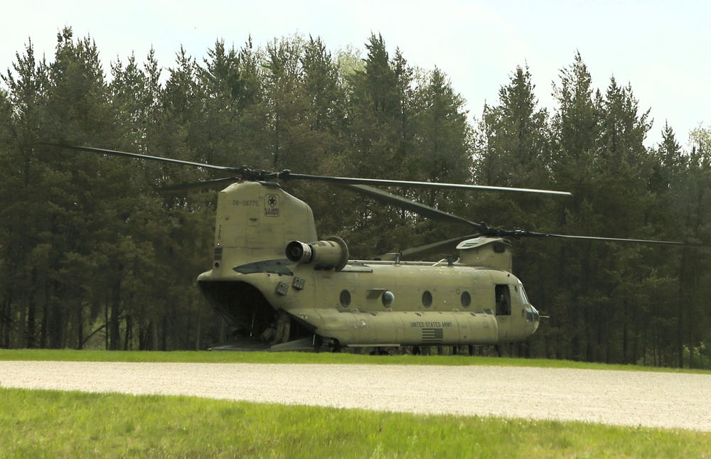 CH-47 Chinook crew helps Army Reserve competitors for Best Squad competition at Fort McCoy