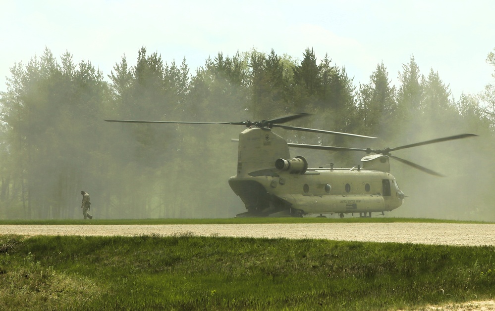 CH-47 Chinook crew helps Army Reserve competitors for Best Squad competition at Fort McCoy