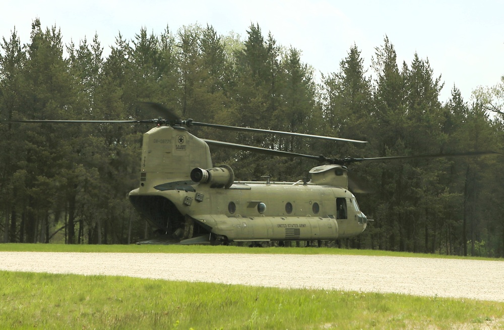 CH-47 Chinook crew helps Army Reserve competitors for Best Squad competition at Fort McCoy