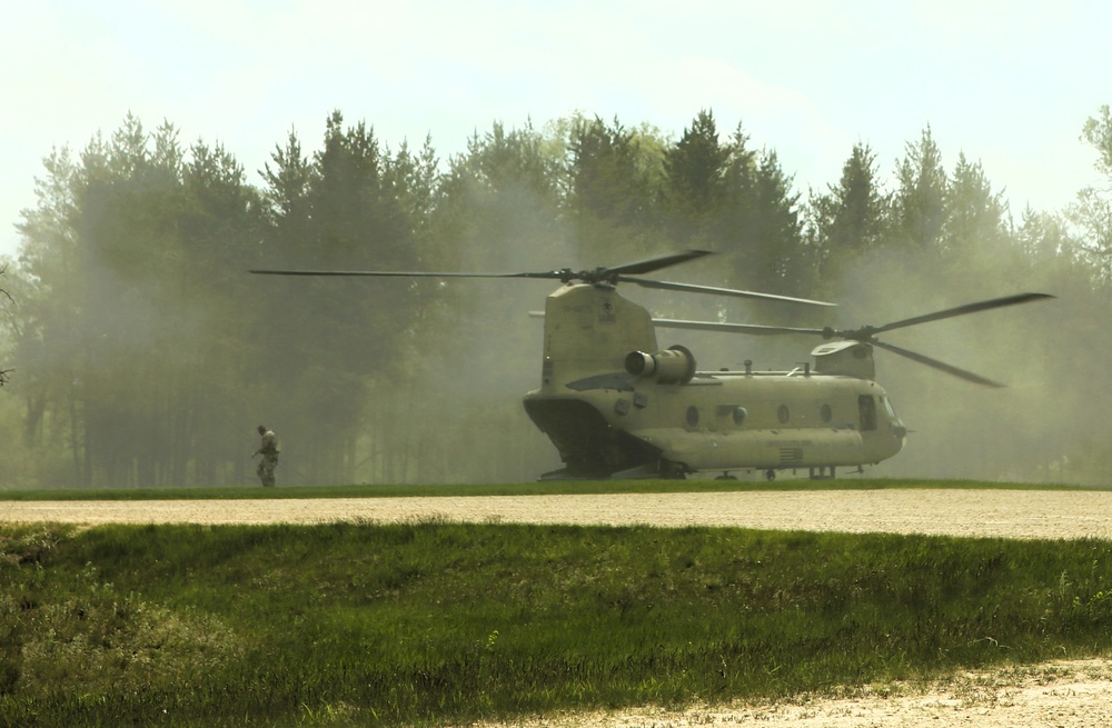 CH-47 Chinook crew helps Army Reserve competitors for Best Squad competition at Fort McCoy