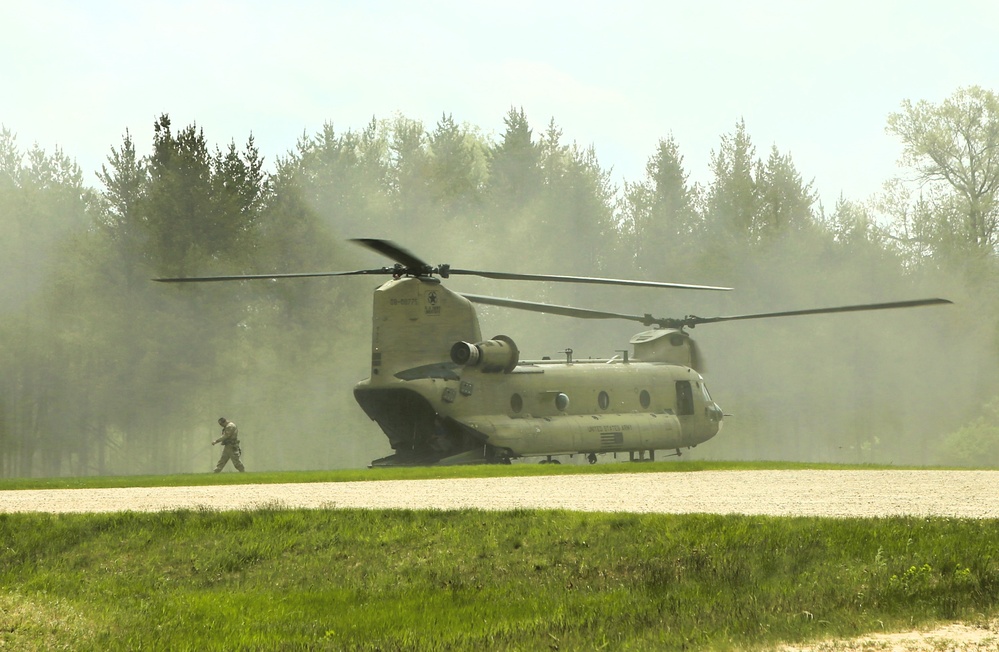CH-47 Chinook crew helps Army Reserve competitors for Best Squad competition at Fort McCoy