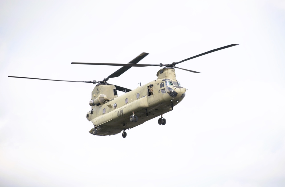 CH-47 Chinook crew helps Army Reserve competitors for Best Squad competition at Fort McCoy