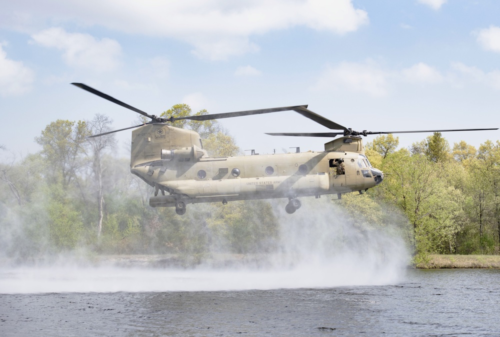 CH-47 Chinook crew helps Army Reserve competitors for Best Squad competition at Fort McCoy