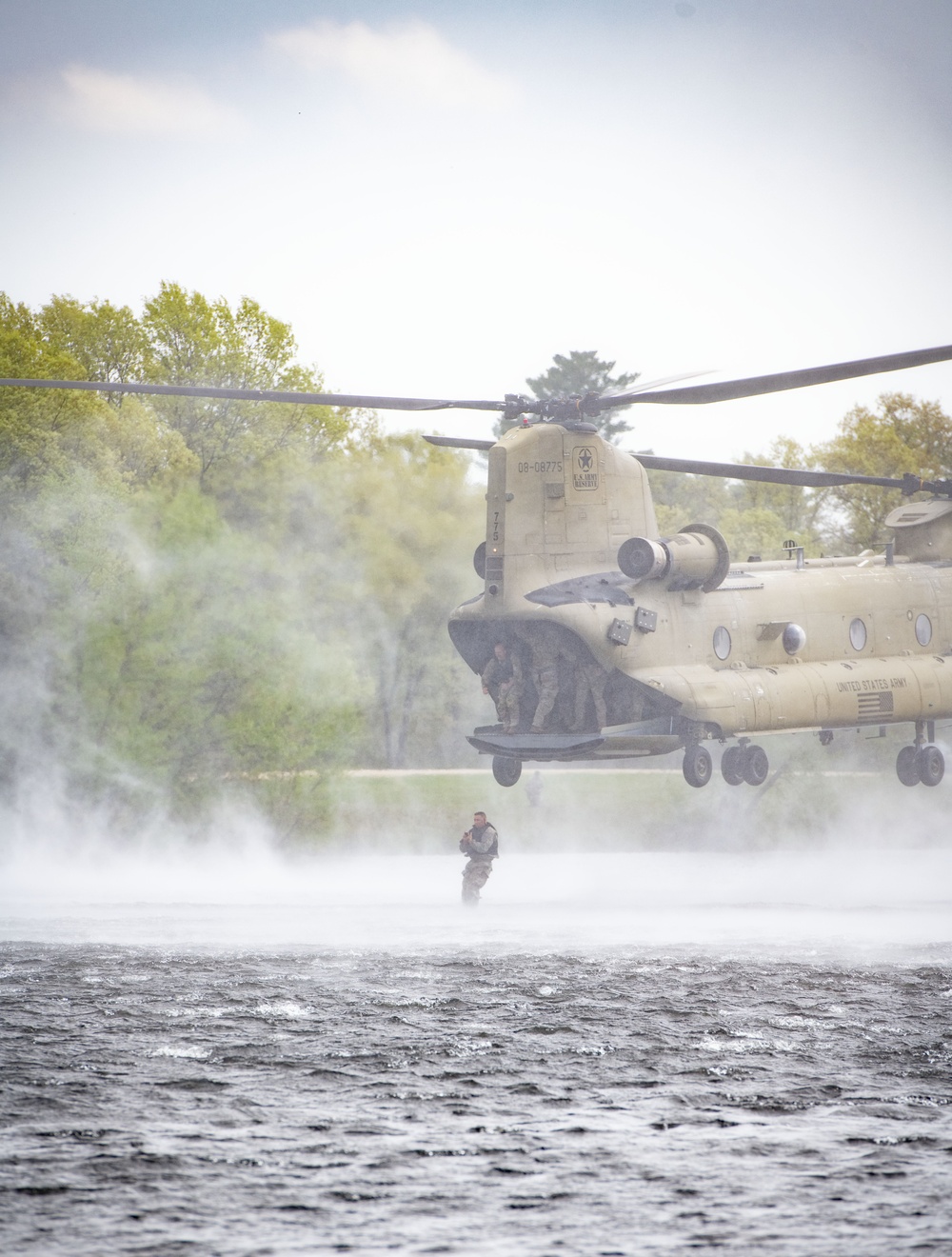 CH-47 Chinook crew helps Army Reserve competitors for Best Squad competition at Fort McCoy