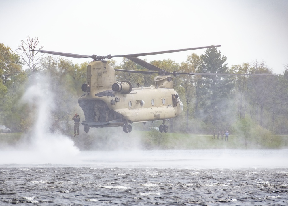 CH-47 Chinook crew helps Army Reserve competitors for Best Squad competition at Fort McCoy