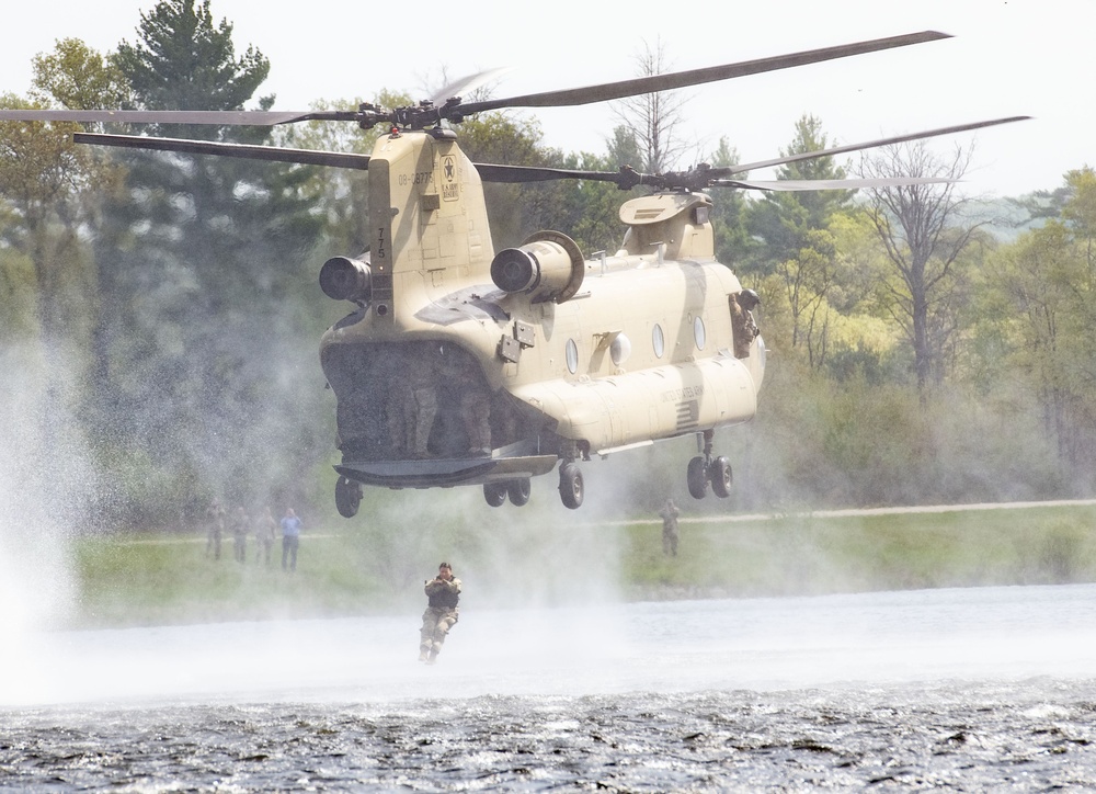 CH-47 Chinook crew helps Army Reserve competitors for Best Squad competition at Fort McCoy