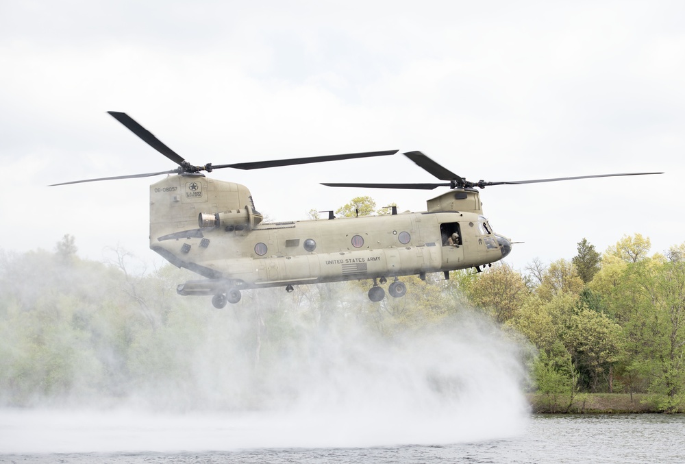 CH-47 Chinook crew helps Army Reserve competitors for Best Squad competition at Fort McCoy