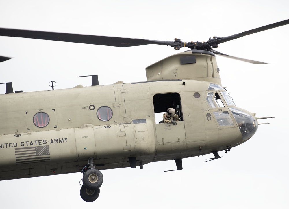 CH-47 Chinook crew helps Army Reserve competitors for Best Squad competition at Fort McCoy
