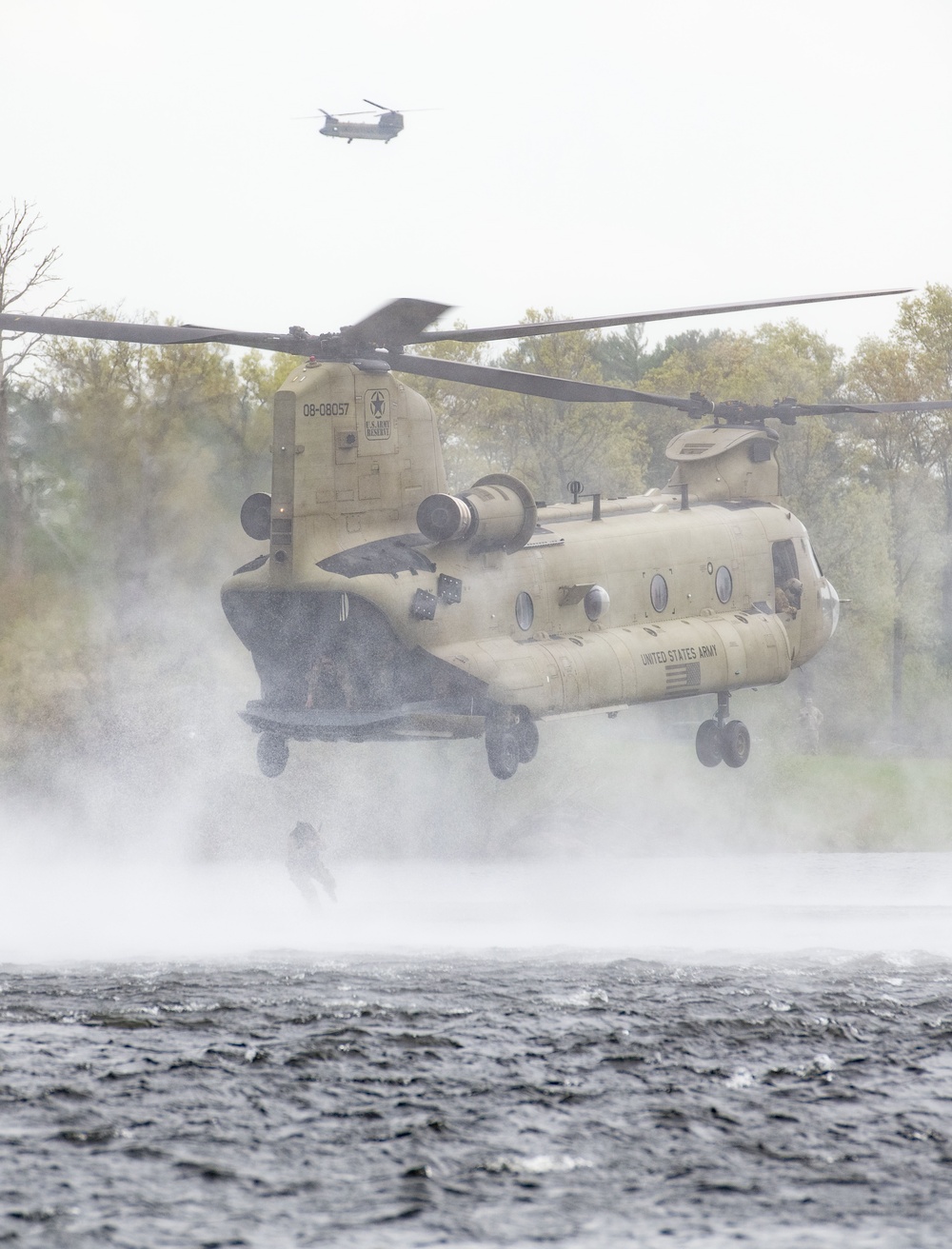 CH-47 Chinook crew helps Army Reserve competitors for Best Squad competition at Fort McCoy