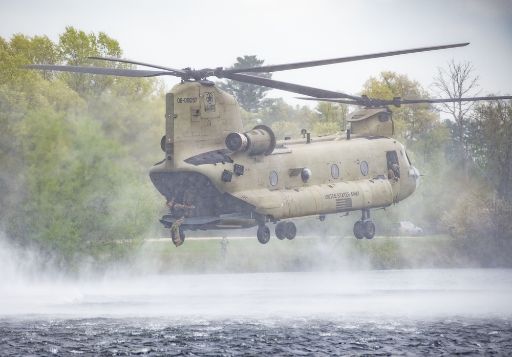 CH-47 Chinook crew helps Army Reserve competitors for Best Squad competition at Fort McCoy