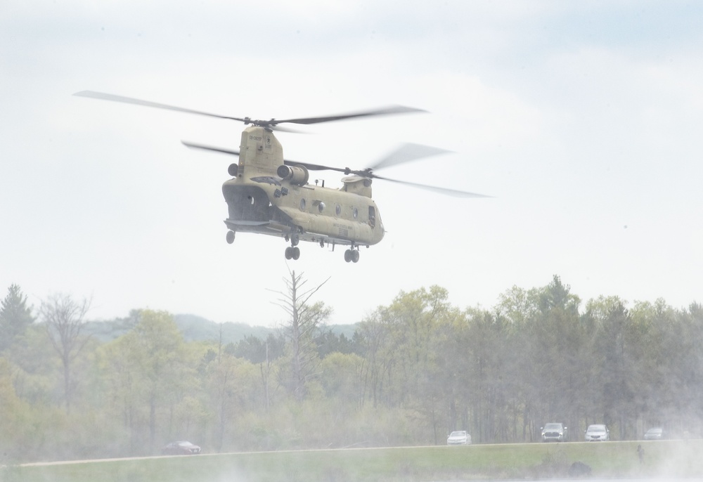 CH-47 Chinook crew helps Army Reserve competitors for Best Squad competition at Fort McCoy