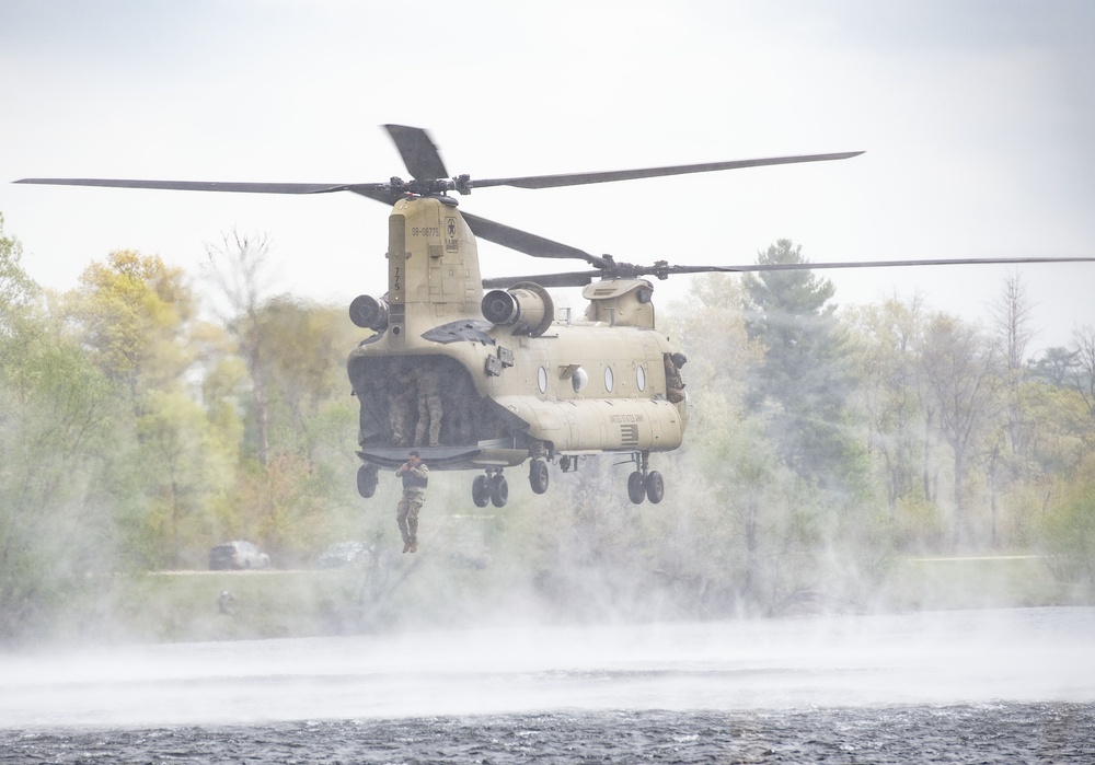 CH-47 Chinook crew helps Army Reserve competitors for Best Squad competition at Fort McCoy