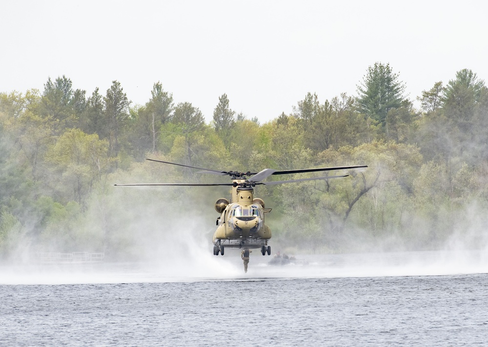 CH-47 Chinook crew helps Army Reserve competitors for Best Squad competition at Fort McCoy